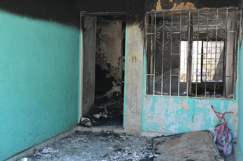 La Fiscalía General de Coahuila indaga la muerte de cuatro niños que dormían en la planta alta de su vivienda, luego de que la parte baja era consumida por el fuego que provocó un corto circuito en la cocina. (El Siglo de Torreón)