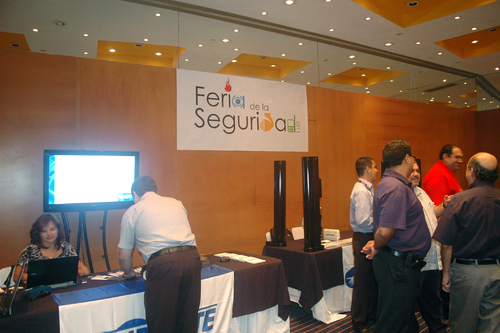 Asesoría. Empresarios de artículos de seguridad privada capacitaron ayer a los distribuidores.