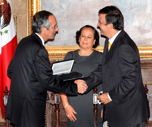 El jefe de Gobierno del Distrito Federal, Marcelo Ebrard entrega la “Llave de la Ciudad de México' al presidente de Guatemala, Álvaro Colom, en ceremonia realizada la tarde de este miércoles en el salón de Cabildos del Antiguo Palacio del Ayuntamiento. (El Universal)