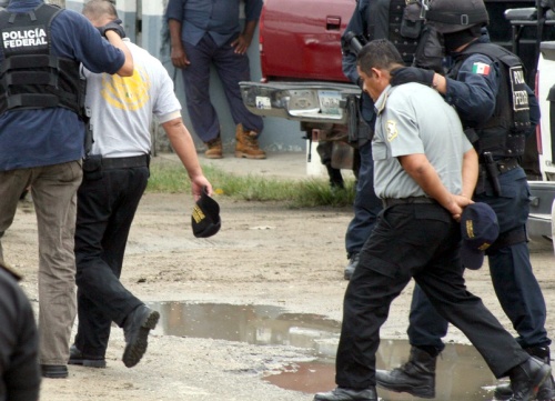 Con ellos fueron detenidos también dos civiles y aseguradas tres camionetas de lujo y seis armas largas y una corta, 254 cartuchos útiles y 15 cargadores. (Archivo)
