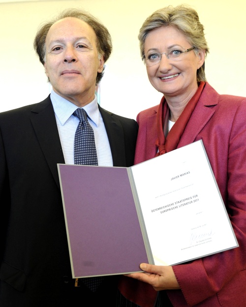 El escritor español Javier Marías recibe de manos de Claudia Schmied, el Premio austríaco de Literatura Europea.(EFE)