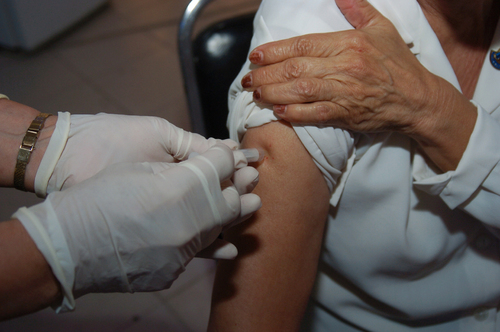 IMSS. No es recomendable aplicar la vacuna en el brazo, ya que provoca reacciones más severas, lo ideal es en la región glútea.