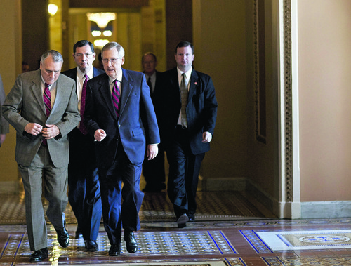 Tentativo. El senador republicano por Arizona, Jon Kyl (i); el senador John Barrasso (2i) y el líder de la minoría republicana en el Senado, Mitch McConnell (2d), caminan hacia el Senado durante la sesión dominical sobre el tema de la deuda. 
