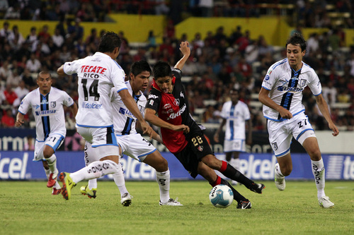 Atlas consiguió este miércoles su primer triunfo en el Torneo Apertura 2011 del futbol mexicano al golear 3-0 a Querétaro. Atlas rompe la maldición y golea 3-0 a Gallos Blancos