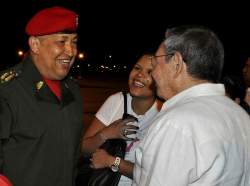 Llega a Cuba. El presidente cubano Raúl Castro recibe al mandatario venezolano Hugo Chávez.