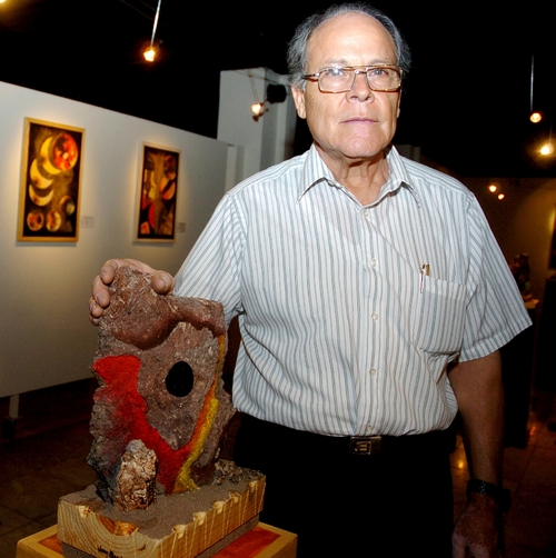 Su propuesta.  Juan Basilio ha incursionado en la plástica con temas surrealistas y abstractos.