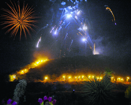 Fuegos artificiales. Iluminan un nublado cielo parrense durante la víspera de San Lorenzo.