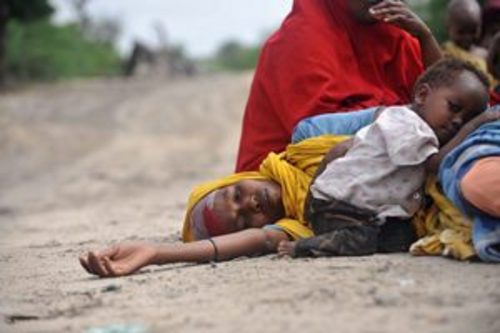 Sin recusos. Madres e hijos caen cansaos antes de llegar a los centros donde hay comida.