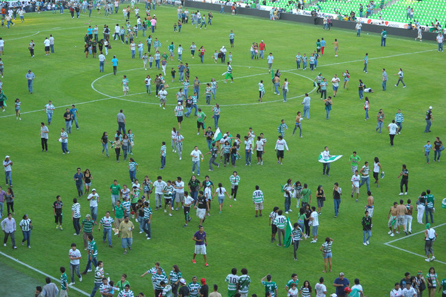 En el minuto 40 del Santos-Morelia se comenzaron a escuchar balazos en las inmediaciones del Estadio Corona y el coas se apoderó, por lo que el juego fue suspendido. (El Siglo de Torreón)