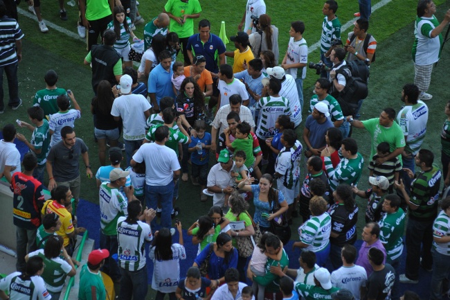 Autoridades de Coahuila informaron que afuera del estadio Corona TSM se registró esta noche un enfrentamiento, luego de que individuos armados atacaron una unidad de Seguridad Pública Municipal. (El Siglo de Torreón)