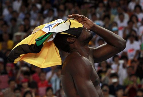 El jamaiquino Usain Bolt fue descalificado de la final de los 100 metros en el Mundial de atletismo tras cometer una salida en falso. Descalifican a Usain Bolt en carrera de 100m