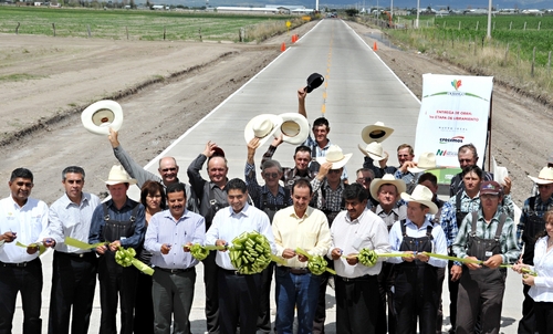 Gobernador. Anunció construcción de puentes.