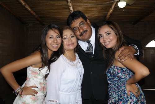 Celebraron su 25 aniversario de matrimonio Dr. Jorge Luis Candelas y Sra. Martha Reyes, los acompañan sus hijas Alicia y Rocío Candelas Reyes.- Jesús Galindo 