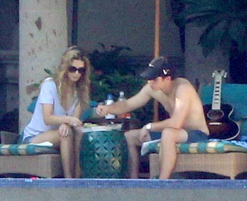 Nick Jonas estuvo en Los Cabos con su novia Delta Goodrem, de 26 años. (TMZ.com)