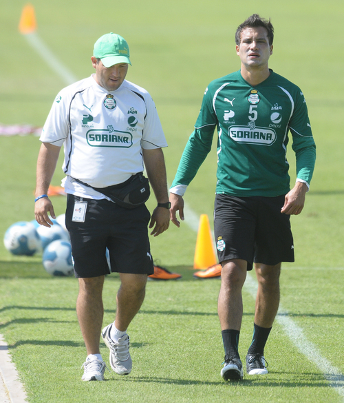 Aarón Galindo resultó lesionado durante el interescuadras de ayer, en la gráfica abandona el entrenamiento para ser atendido. (Fotografía Jesús Galindo)