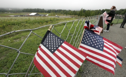 Homenaje. Habitantes del pueblo de Pensilvania visitan el lugar donde se estrelló intencionalmente el vuelo 93 y que impidió una tragedia mayor.