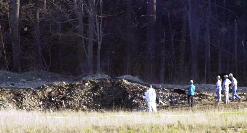 Acto heroico. Dos hombres observan el lugar donde cayó el avión del vuelo 93 considerado ya heroico en Estados Unidos.