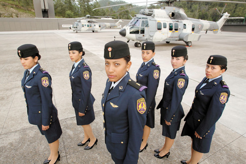 Alternativas de vida. Andrea Cruz (centro), Jautzin Iratzu, Andrea Trejo, Yoselin Osorio, Tamara Moller y Brenda Osorio, graduadas como subtenientes de la Fuerza Aérea Mexicana. 