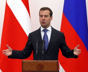 Un grupo de atractivas seguidoras del presidente ruso Dmitri Medvedev reglaron a éste -con bombo y platillo- un iPhone 4G con motivo de su cumpleaños número 46.