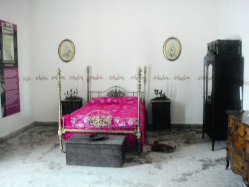 Dormitorio. En esta habitación pernoctó Benito Juárez en el año de 1864, en su paso por Pedriceña.