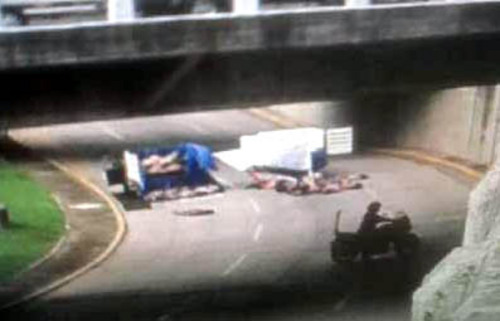 Los cadáveres, que fueron transportados en dos camionetas de redilas, fueron arrojados debajo de un paso a desnivel frente al centro comercial. (Fotografía tomada de Twitter)