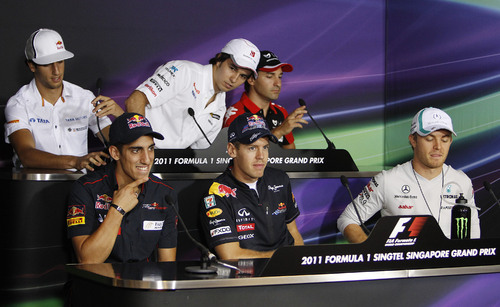 El mexicano Sergio Pérez (arriba, centro) con más pilotos de Fórmula 1. (AP)