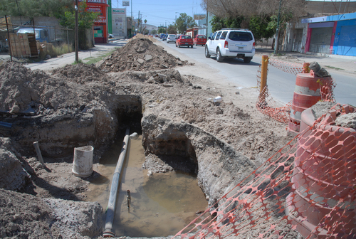 Hartos.-Vecinos de la avenida Hidalgo se quejan de las demoras en los trabajos de introducción de nuevas redes de agua potable.