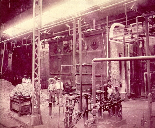 Trabajo diario. Esta imagen nos muestra parte del interior de la Jabonera La Esperanza, del trabajo realizado en la fábrica. La imagen pertenece al Archivo Fotográfico Brittingham de la Ibero Torreón. 