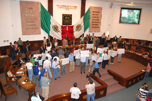 Sesión. Manifestantes tomaron el salón de plenos del Congreso de Coahuila en protesta por las reformas sobre la deuda pública.