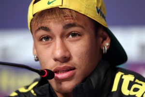 El brasileño bromeó al ser cuestionado sobre las declaraciones de Cristiano Ronaldo y aseguró que el portugués 'tiene estilo, pero guapo soy yo'. (Archivo)