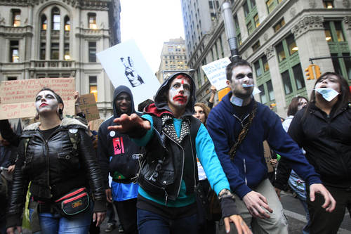 Avaricia.Manifestantes en las calles deWall Street, ayer vestidos de’ Zombis corporativos’
