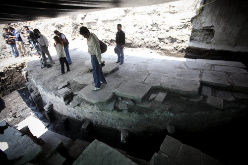 Historia. El Instituto Nacional de Antropología e Historia (INAH) dio a conocer la mañana de ayer miércoles, el hallazgo de Cuauhxicalco, una estructura que data de entre los años 1469 y 1470, ubicada en el recinto ceremonial de Tenochtitlan, Centro Histórico de la Ciudad de México.