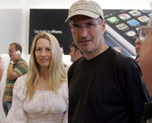 Steve Jobs tuvo a su lado a una mujer que lo impulsó a dominar ese carácter duro, impulsándolo a implicarse a las labores sociales.