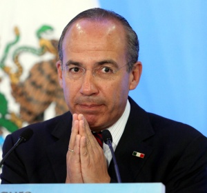 Calderón criticó a gobiernos que gastan de más e hizo mención de sus contrincantes en el pasado como las 'dictaduras perfectas'.