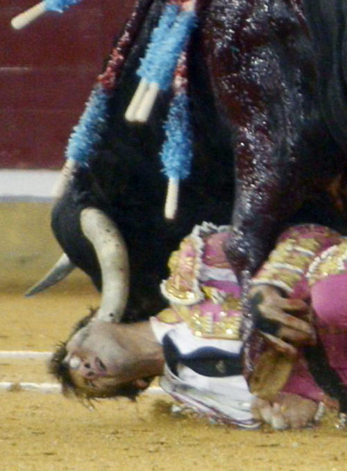Juan José Padilla fue corneado en la cara por su segundo toro. Padilla sale del quirófano tras recibir grave cornada