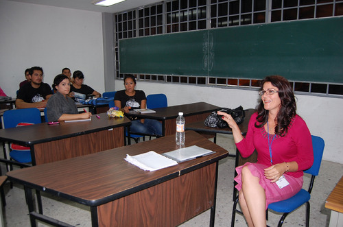 Apícola. La investigadora cubana Damaris Suárez Gómez impartió un taller a los alumnos de la UJED.