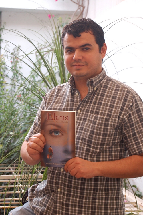 El Autor. El escritor lagunero Alejandro Rodríguez presenta una precuela de su novela 'El vendedor de futbol', 'Elena', historia de amor.