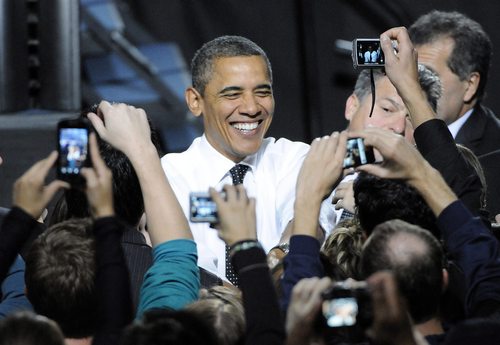 En campaña. El presidente de los Estados Unidos, Barack Obama, saluda a los asistentes tras pronunciar un discurso en el foro por el empleo de Denver.