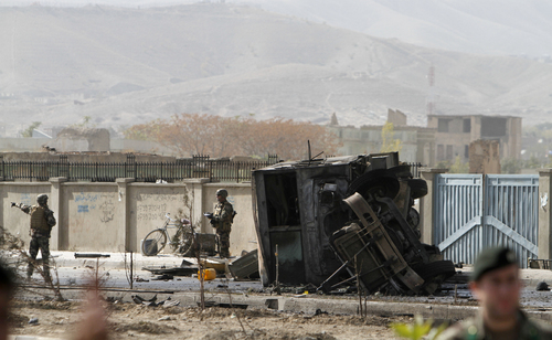 Ataque. Un talibán suicida estrelló su vehículo contra un autobús blindado de la OTAN ayer en Kabul.