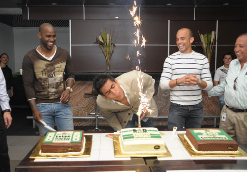 Oswaldo Sánchez fue captado cuando apagó la vela del pastel conmemorativo de sus 600 juegos, en compañía de Carlos Ochoa y Felipe Baloy. Oswaldo, Baloy y Ochoa festejaron con pasteles
