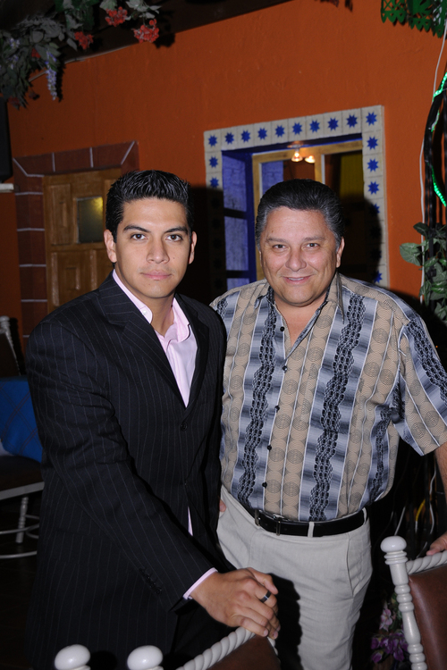 Mancuerna. El sexólogo Juan Carlos y Rogelio, quienes tienen sus respectivos programas en SigloTV, se unieron para presentar un espectáculo.