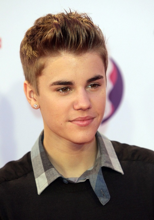 Justin Bieber asistió a los premios en los que su novia, Selena Gómez será la conductora. 