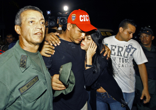 El beisbolista de Grandes Ligas de Estados Unidos, Wilson Ramos (Cen.), saluda a su novia y familiares en la madrugada de ayer sábado, en Valencia, después de que las autoridades venezolanas lo rescataran tras estar secuestrado desde el pasado miércoles. (AP)