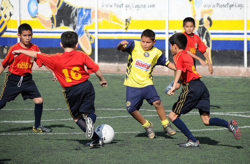 Con juegos amistosos ante el Deportivo Zarco, la Escuela de Futbol América Planet Gol festeja su primer aniversario de trabajo en la ciudad de Gómez Palacio. De fiesta la Escuela de Futbol América-Planet Gol