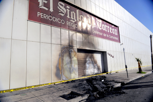 La fachada de El Siglo de Torreón sufrió daños tras el incendio del automóvil. (El Siglo de Torreón) 
