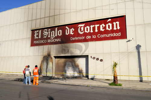 El vehículo Bora que fue quemado tenía dos impactos de bala en la carrocería. (El Siglo de Torreón) 