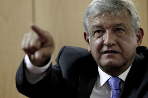 La consulta, otorgó la ventaja a López Obrador, quien ya fue candidato presidencial en los comicios de 2006, en tres de las cinco preguntas planteadas.
