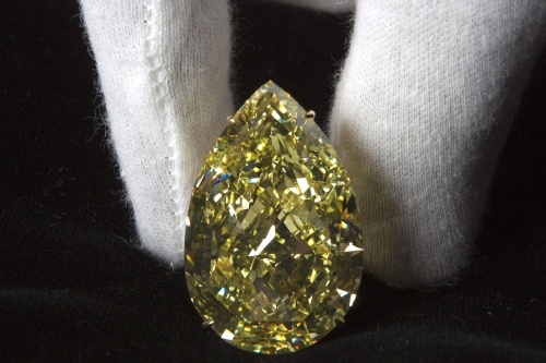 Sotheby’s colocó en casi 11 millones de dólares al 'Gota de Sol', un diamante en forma de lágrima, famoso por su color amarillo intenso y luminoso.