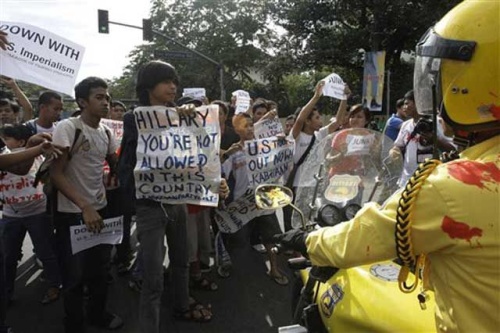 Reciben a Hillary Clinton con huevos y piedras en Filipinas