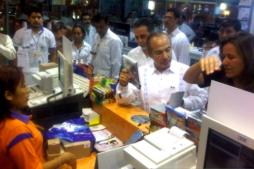 Aprovecha. El presidente Felipe Calderón también participó en  'El Buen Fin' al comprar una película en una tienda de Cancún.